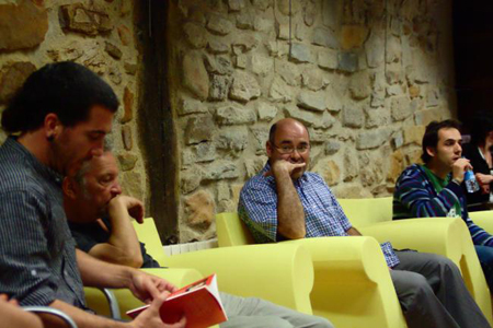Bost irakurle talde, larunbat goizean Literaturian