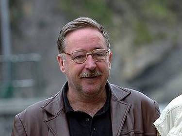 Txema Larrea idazlea hil da