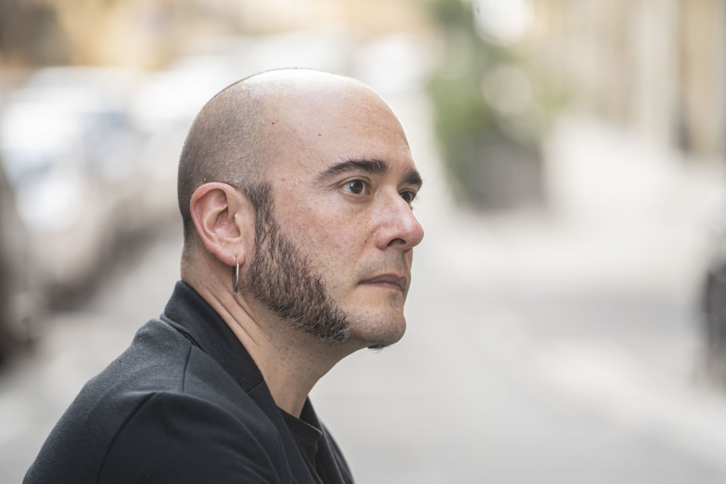 Mikel Sotori elkarrizketa: "Poesia hizkuntzaren laborategia da"