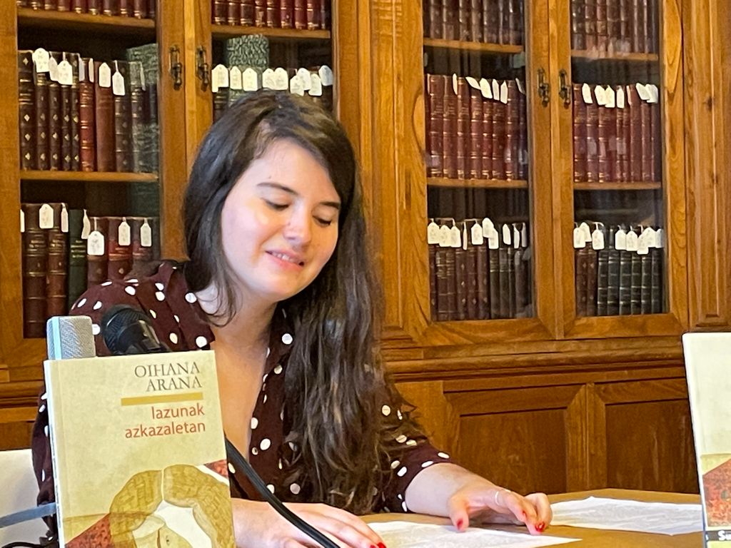 Oihana Aranaren "Lazunak azkazaletan" lehen poesia liburua