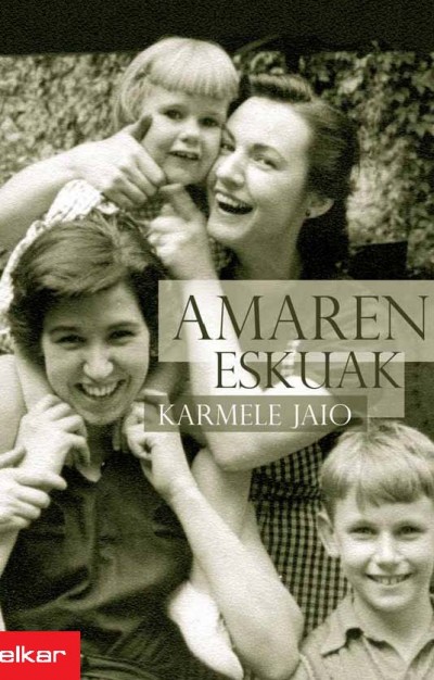 'Amaren eskuak' liburuaz solasean